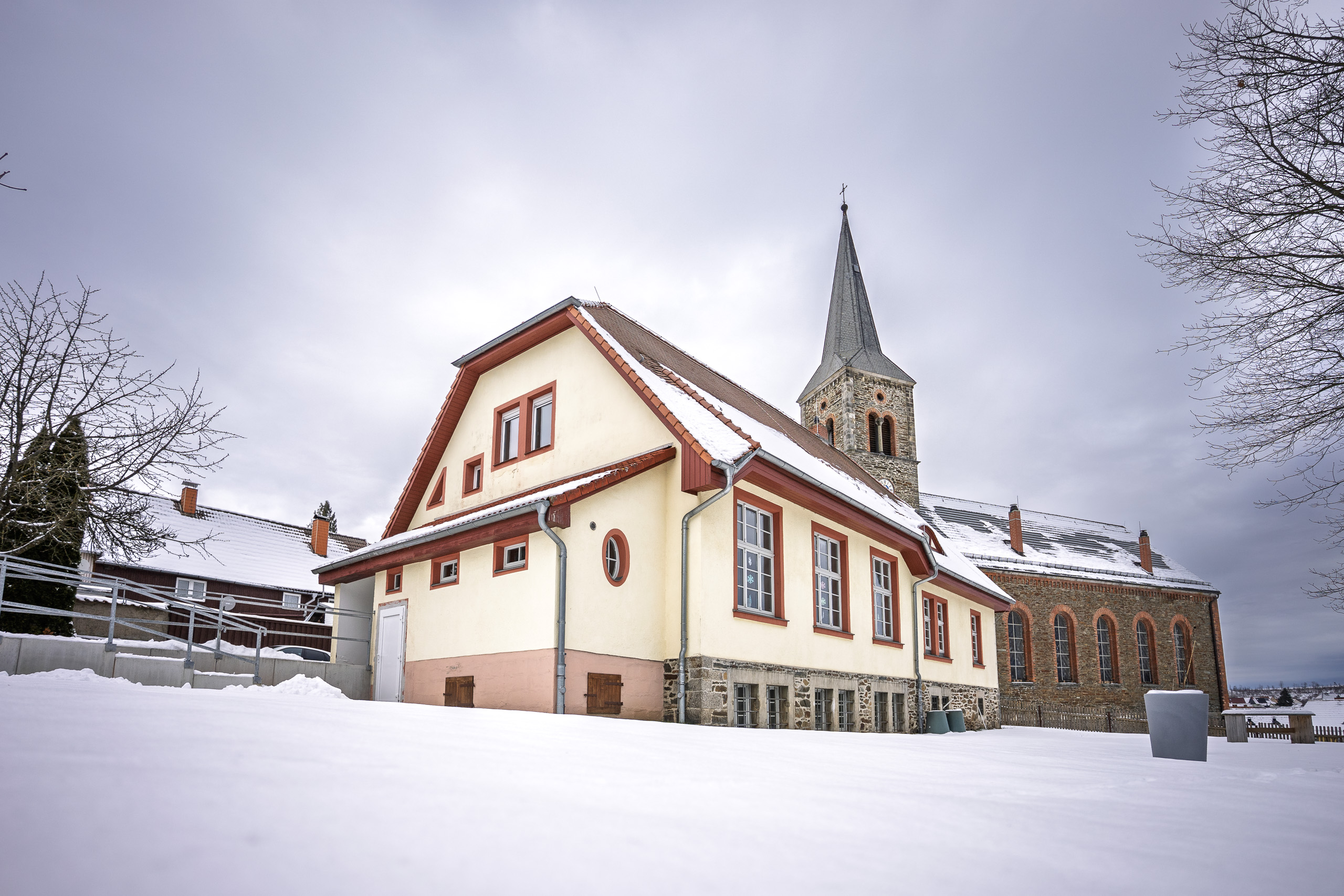 Seniorin und Enkel bei Sonnenuntergang auf Wiese im Harz